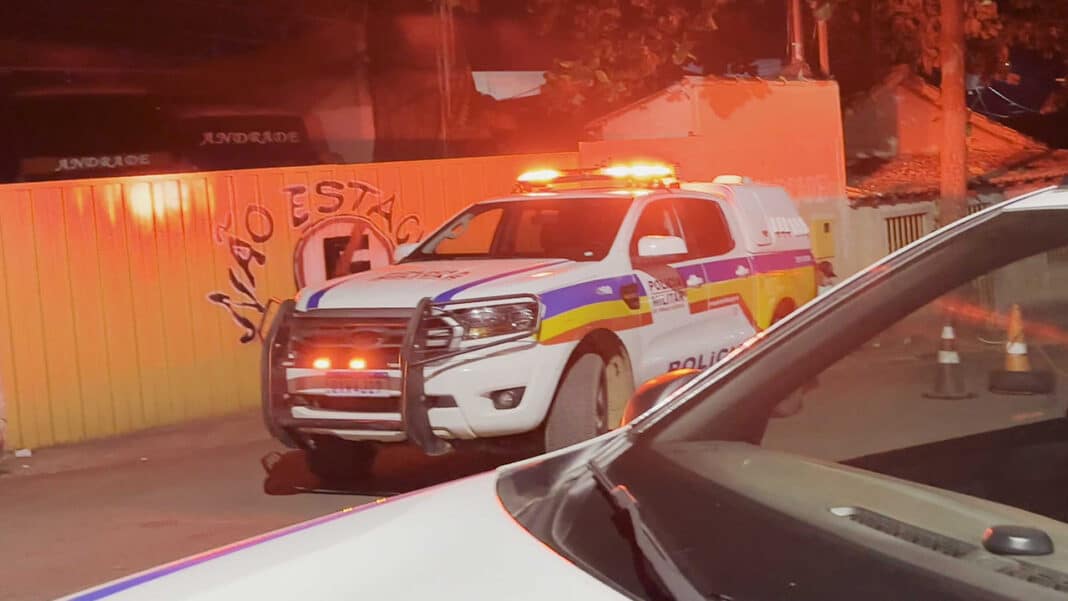 Homem agride ex-esposa na frente do filho de 6 anos em estrada rural de João Pinheiro; ele fugiu