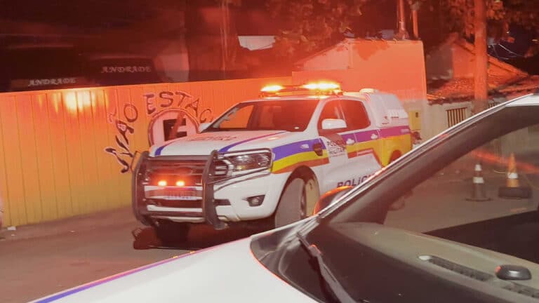Homem agride ex-esposa na frente do filho de 6 anos em estrada rural de João Pinheiro; ele fugiu