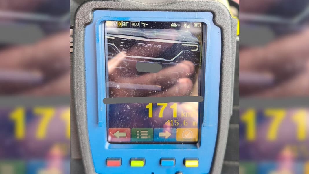 Deu ruim! Motorista é flagrado a 171 km/h ultrapassando em faixa contínua sobre ponte em em Presidente Olegário