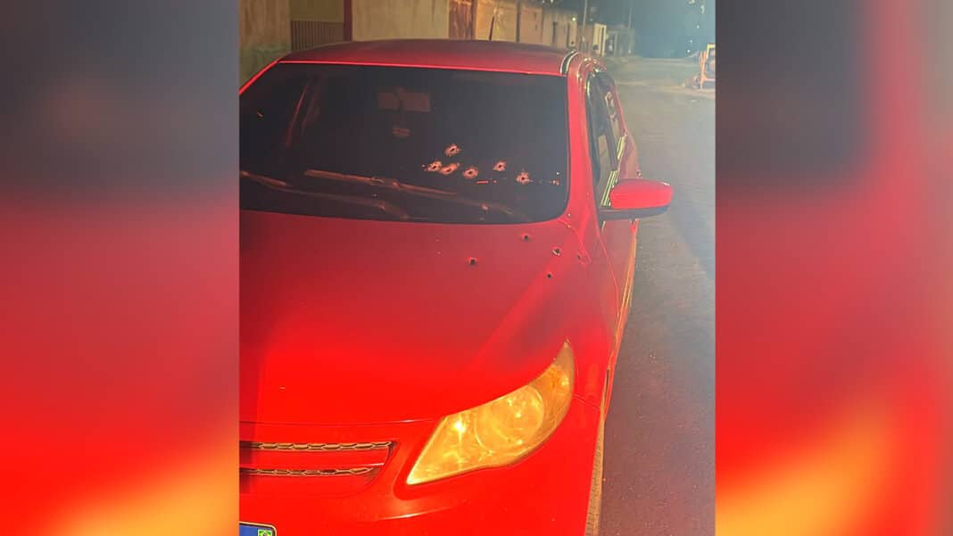 Carro é crivado de balas e homem sobrevive a tentativa de homicídio em Brasilândia de Minas