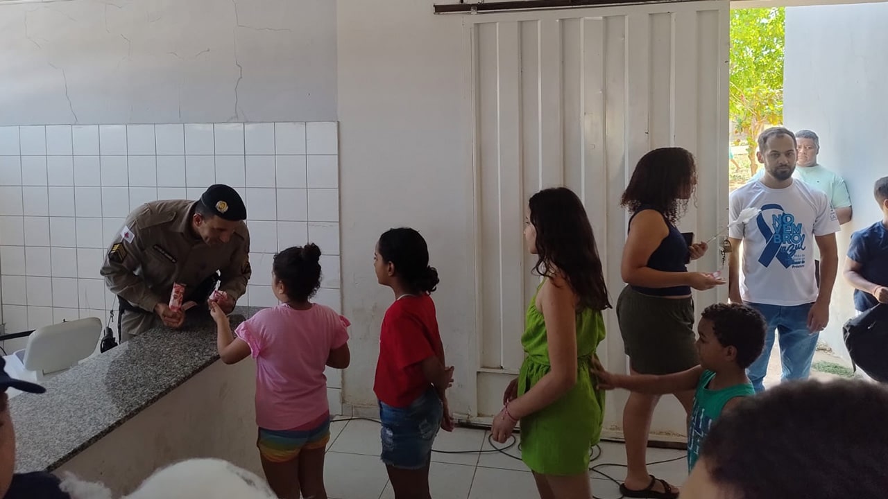 Polícia Militar leva muita alegria e diversão para crianças em Ação Social em João Pinheiro