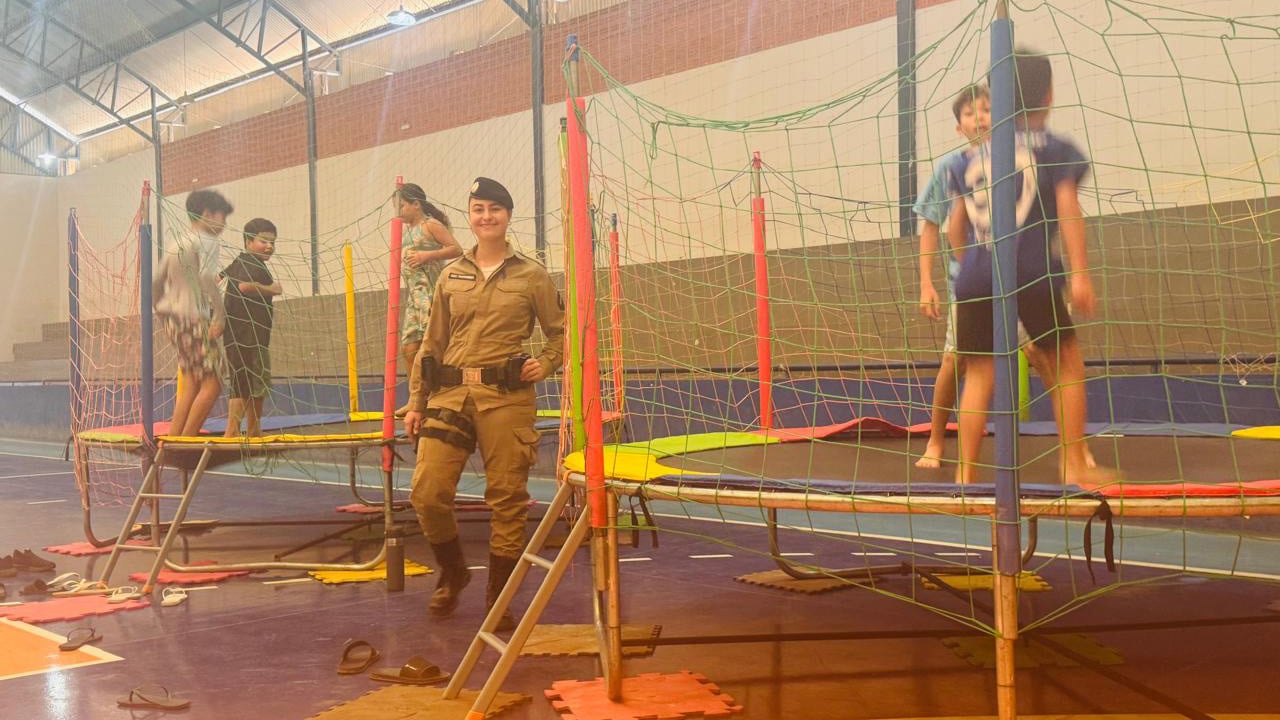 Polícia Militar leva muita alegria e diversão para crianças em Ação Social em João Pinheiro