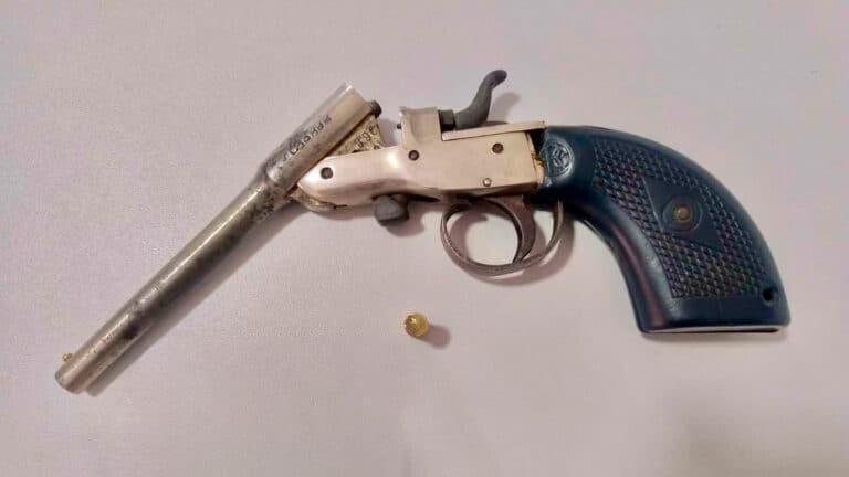 Polícia prende motorista armado com uma garrucha dentro de carro após denúncia anônima em João Pinheiro