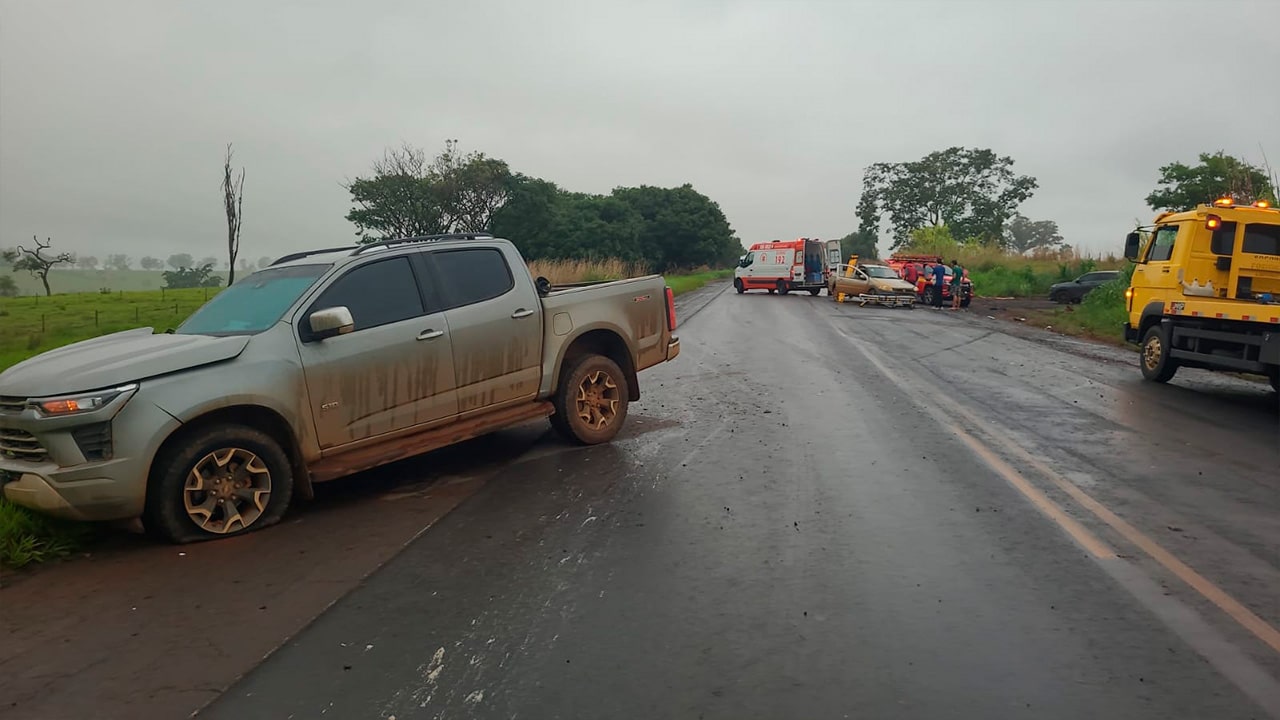 Motorista faz conversão na MGC-354, provoca acidente e fica inconsciente preso às ferragens em Presidente Olegário
