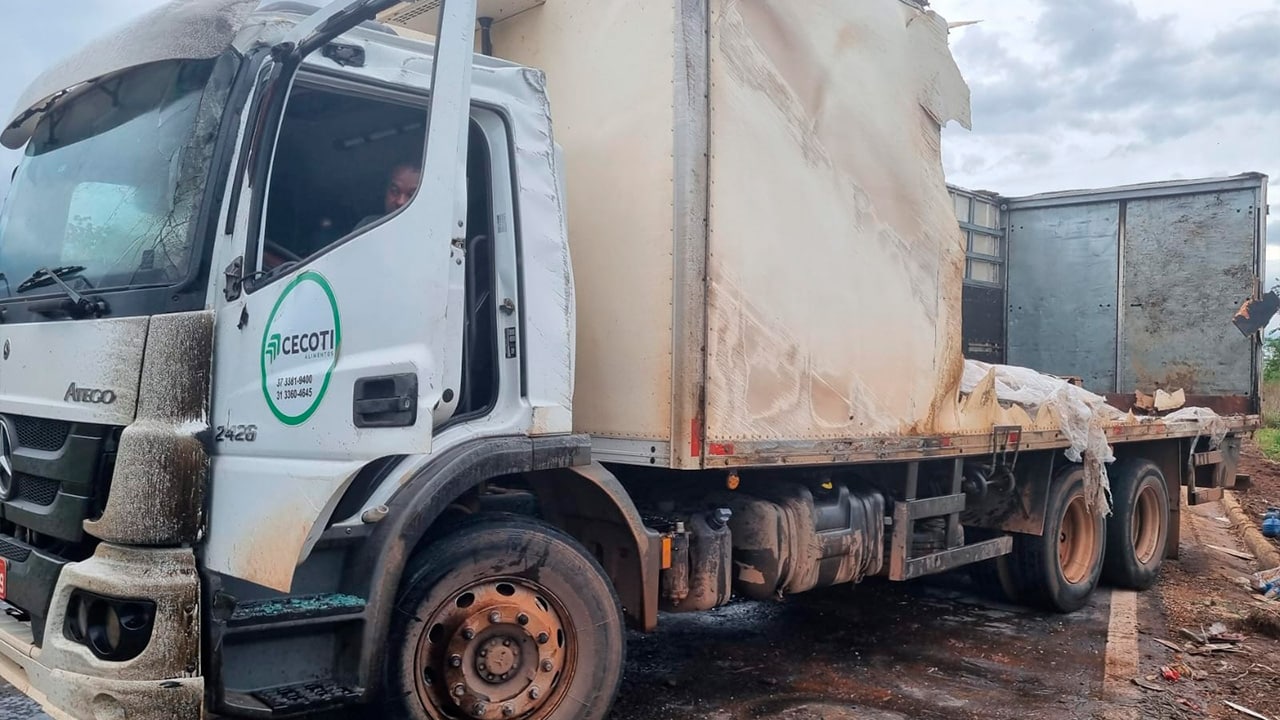 Carga de 11 toneladas de feijão fica espalhada na MG-410 após caminhão tombar em curva