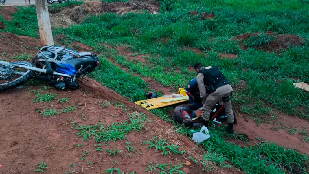 Motociclista sofre fratura exposta ao bater em lateral de ônibus na MG-181 em Brasilândia de Minas