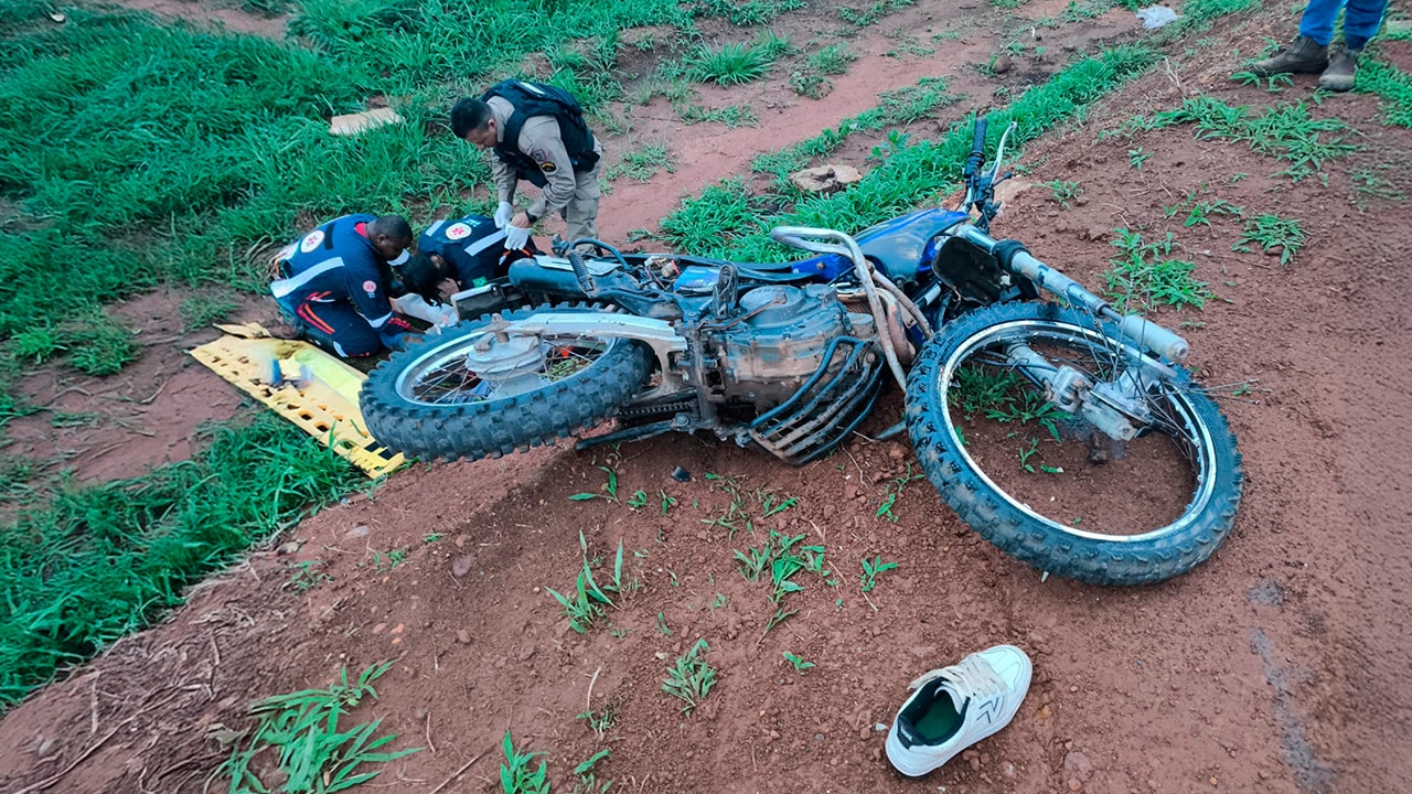 Motociclista sofre fratura exposta ao bater em lateral de ônibus na MG-181 em Brasilândia de Minas
