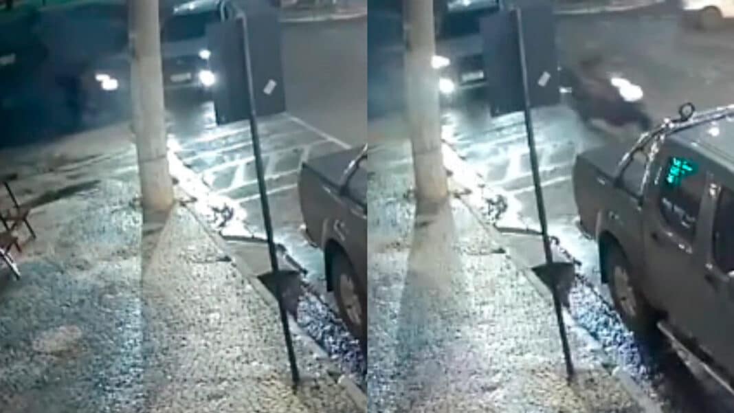 Condutor de bicicleta elétrica em alta velocidade quase bate em carro no centro de João Pinheiro; veja o vídeo