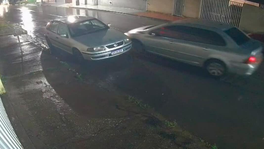 Motorista distraído bate em carro estacionado, causa prejuízo de R$ 2,5 mil e foge sem dar satisfação em João Pinheiro