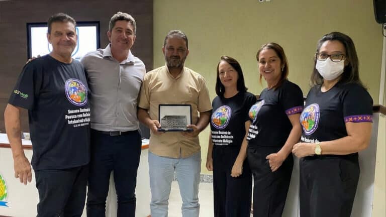 APAE faz surpresa e homenageia vereador por apoio à causa das pessoas com deficiência em João Pinheiro