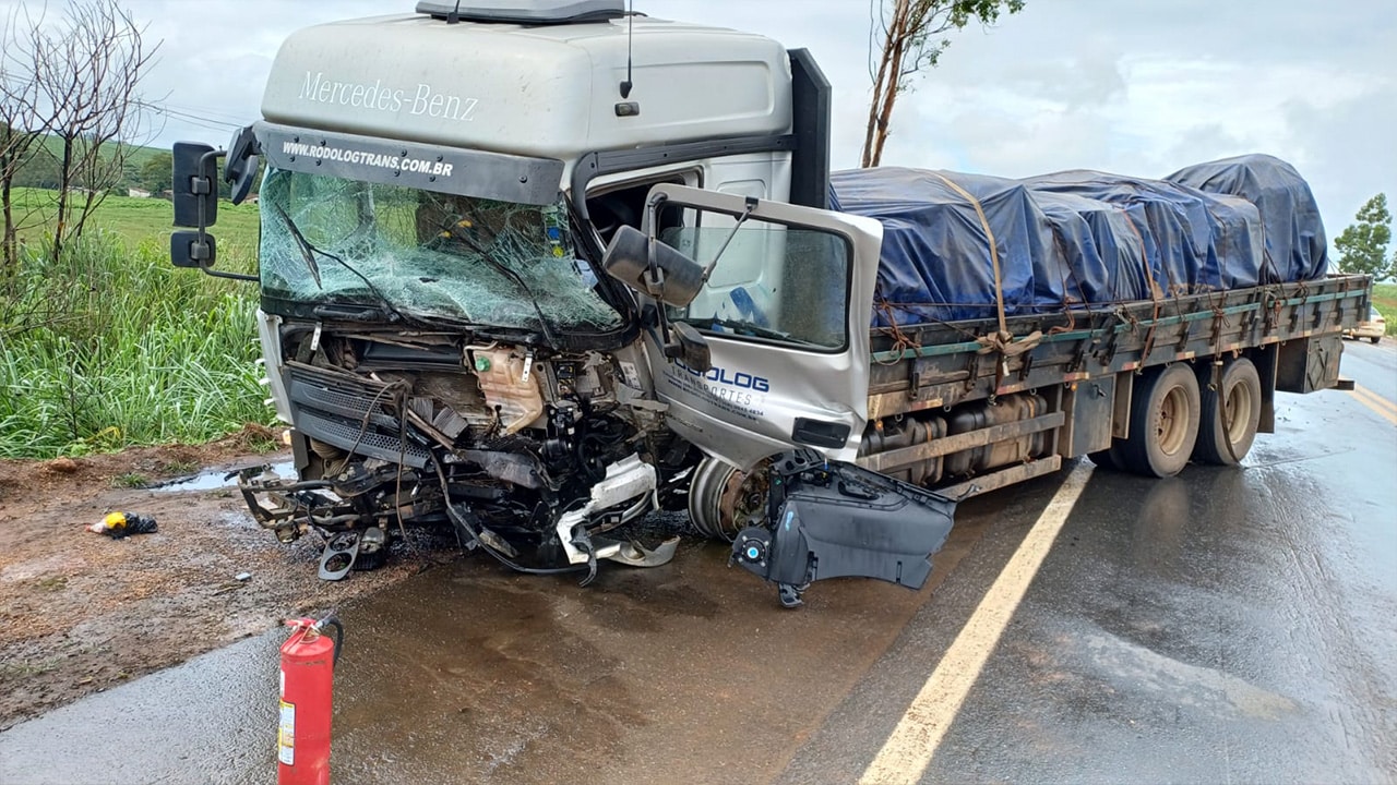 Batida frontal violenta na BR-365 entre caminhonete e caminhão deixa motorista morto em Varjão de Minas
