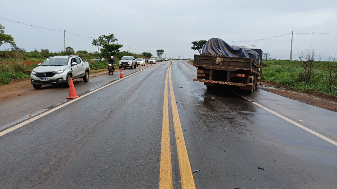 Batida frontal violenta na BR-365 entre caminhonete e caminhão deixa motorista morto em Varjão de Minas
