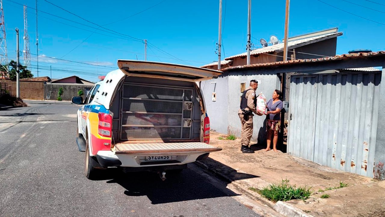 Polícia Militar de João Pinheiro atinge marca de 190 cestas básicas entregues para famílias carentes ao longo de 2025