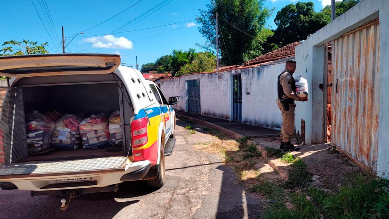 Polícia Militar de João Pinheiro atinge marca de 190 cestas básicas entregues para famílias carentes ao longo de 2025
