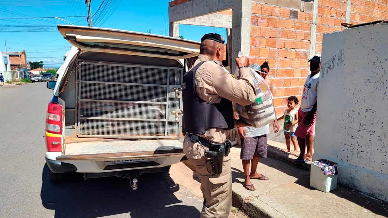 Polícia Militar de João Pinheiro atinge marca de 190 cestas básicas entregues para famílias carentes ao longo de 2025