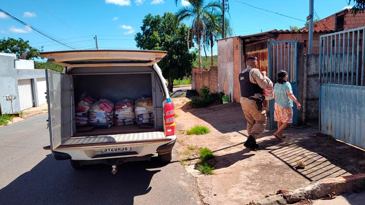 Polícia Militar de João Pinheiro atinge marca de 190 cestas básicas entregues para famílias carentes ao longo de 2025