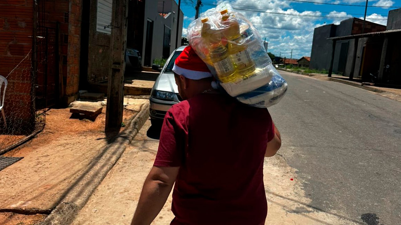 Natal Solidário: Gordinho do Açougue entrega 60 cestas básicas para famílias carentes de João Pinheiro