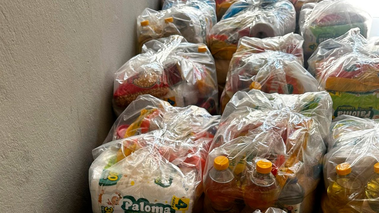 Natal Solidário: Gordinho do Açougue entrega 60 cestas básicas para famílias carentes de João Pinheiro
