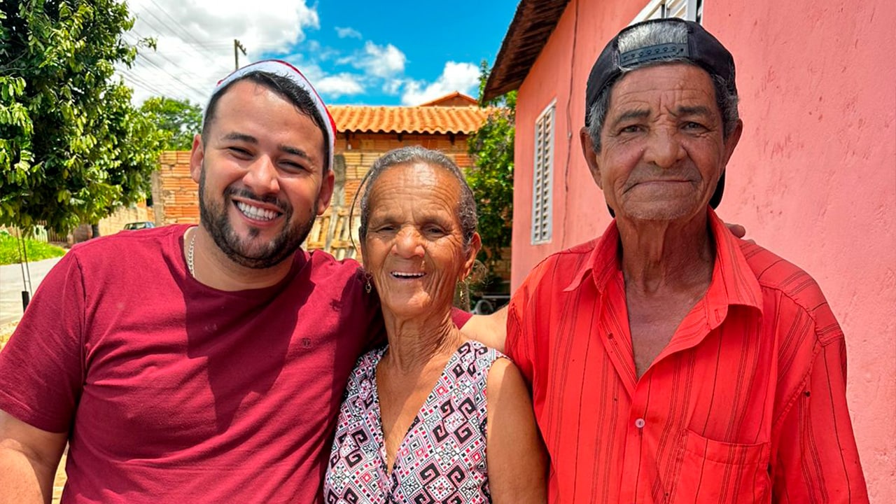 Natal Solidário: Gordinho do Açougue entrega 60 cestas básicas para famílias carentes de João Pinheiro