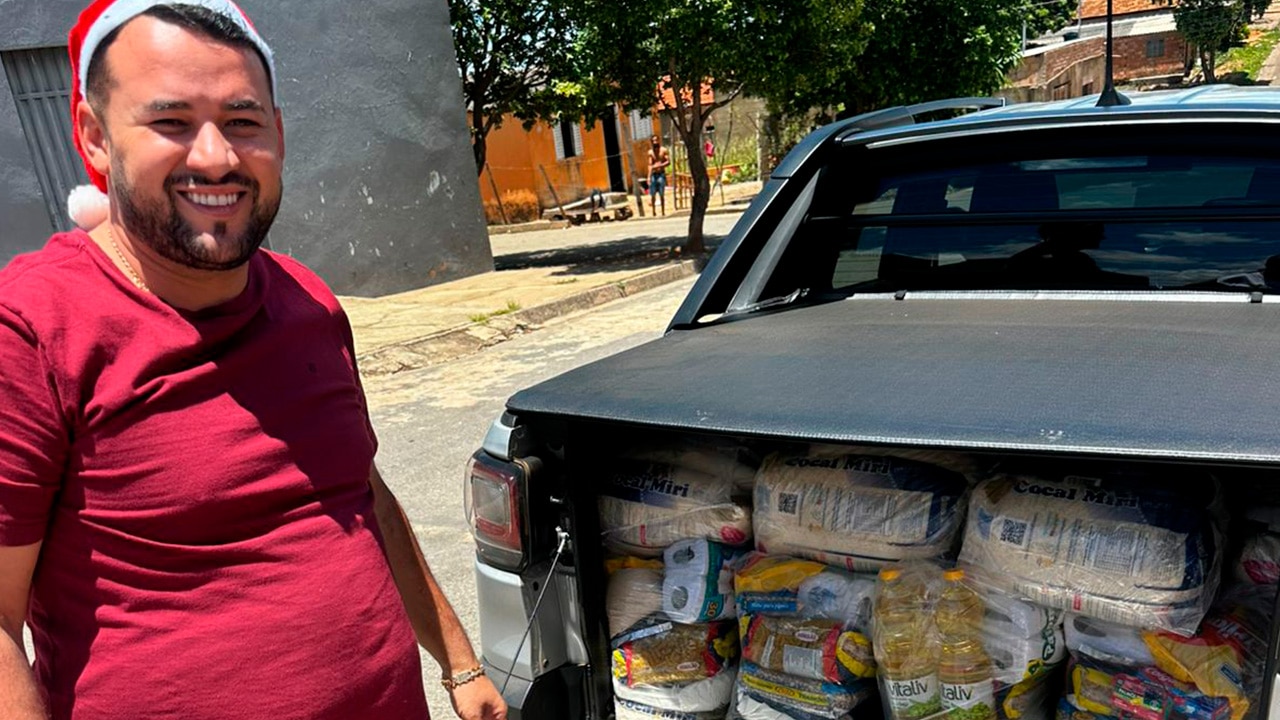 Natal Solidário: Gordinho do Açougue entrega 60 cestas básicas para famílias carentes de João Pinheiro