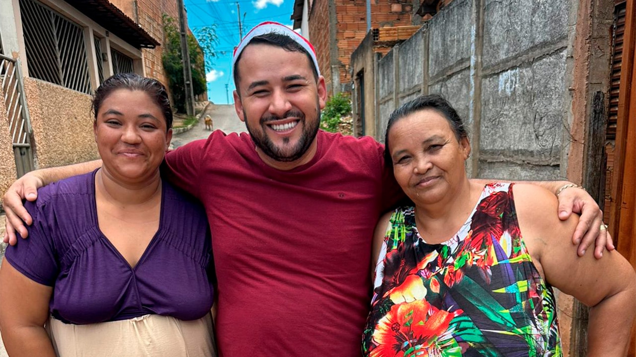 Natal Solidário: Gordinho do Açougue entrega 60 cestas básicas para famílias carentes de João Pinheiro