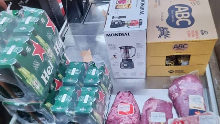 Homem enche carrinho de supermercado com 72 garrafas de Heineken, carnes, tenta sair sem pagar e acaba preso