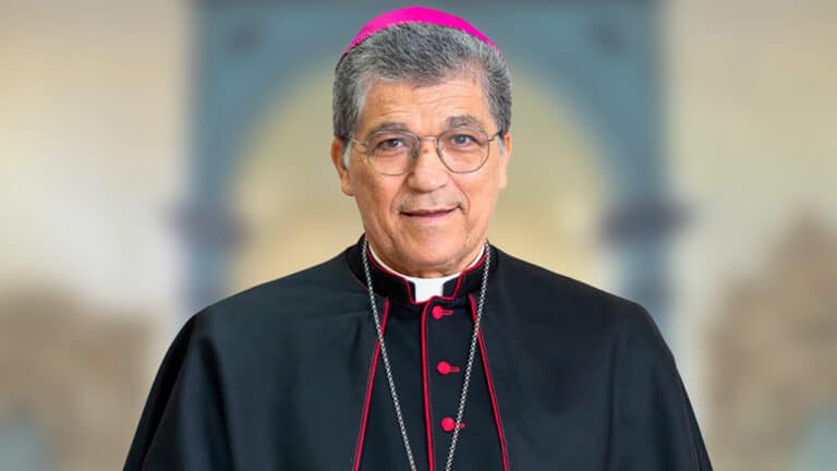 Bispo Dom Jorge, da Diocese de Paracatu, é socorrido após passar mal durante Santa Missa