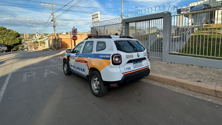 Mulher vai buscar pertences na casa do ex e acaba agredida após discussão por ciúmes em João Pinheiro