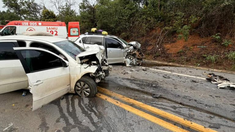 Colisão frontal entre dois carros deixa oito pessoas feridas na BR-365, em São Gonçalo do Abaeté