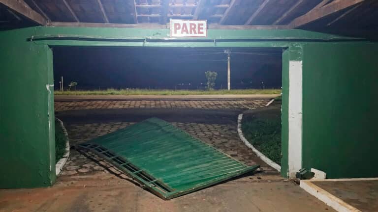 Homem derruba portão de motel para não pagar conta de R$ 900 e deixa o pai e acompanhante para trás