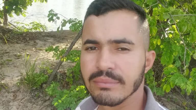 Homem espanca brutalmente a esposa, agride a própria filha e foge em João Pinheiro; vítima está no CTI