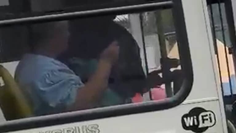 Pai dá "tapão" na cara de motorista após filha prender braço em porta de ônibus em Patos; veja o vídeo