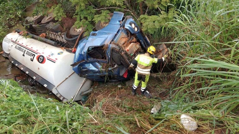 Carreta-tanque com 23 mil litros de combustíveis tomba e motorista morre na Serra do Isabel em Unaí