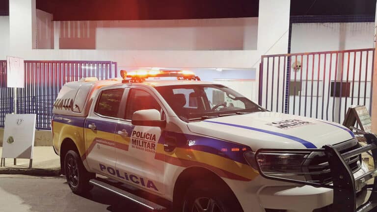 Morador de rua leva garrafada na cabeça ao receber espetinhos e bebida no Centro de João Pinheiro