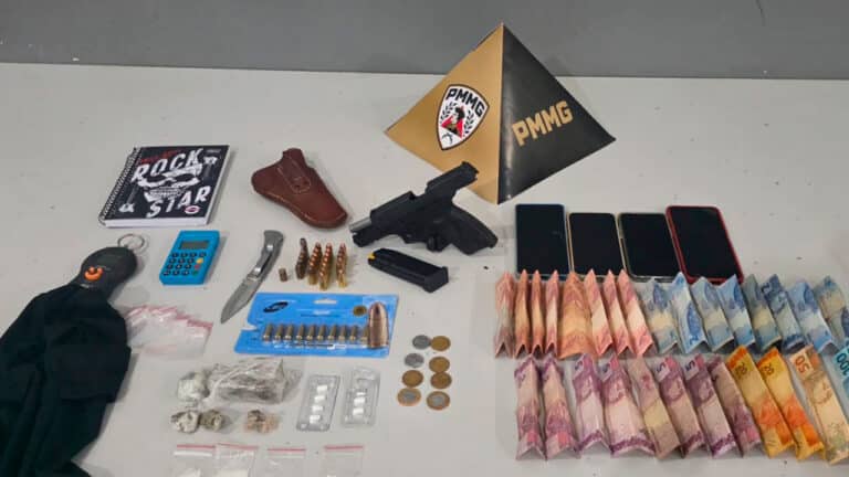 PM estoura 'loja' do tráfico e apreende drogas, arma e máquina de cartão em Brasilândia; dupla tenta fugir