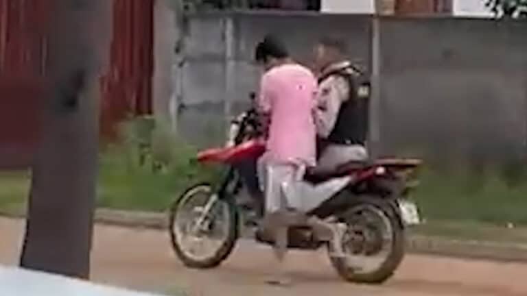 Criativo! PM pega moto emprestada e conduz adolescente algemado até viatura após perseguição em MG