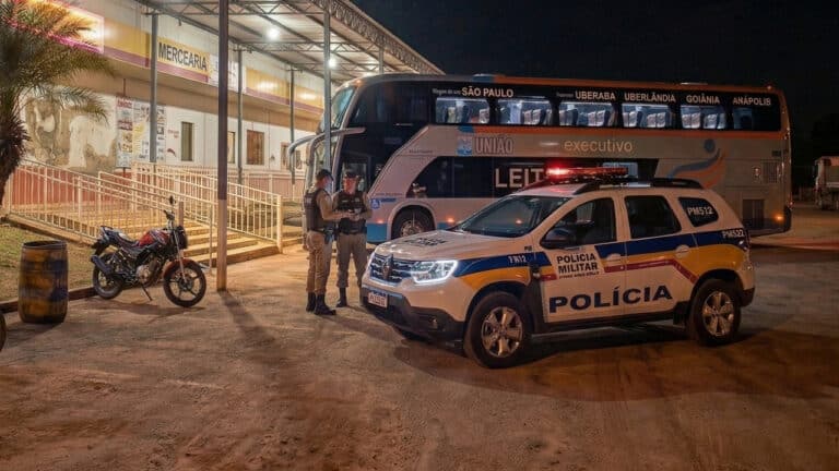 Passageiro atrasa embarque, dá soco no motorista de ônibus em João Pinheiro e culpa remédio controlado