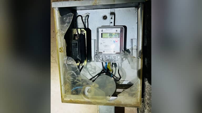 Homem joga pedras no telhado, quebra padrão de energia de vizinha e foge no Bairro Cais em João Pinheiro