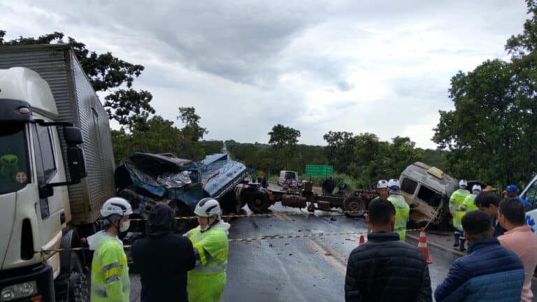 Motorista morre em gravíssimo acidente envolvendo caminhão pipa e carretas na BR-040 em João Pinheiro