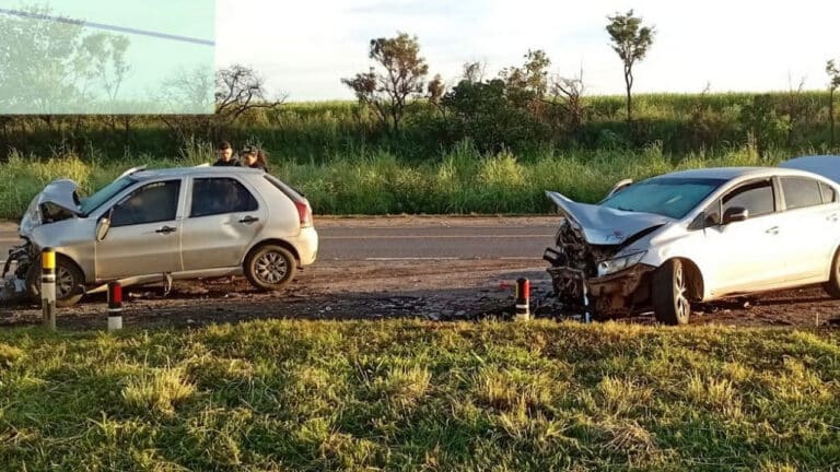 Seis pessoas ficam feridas após colisão frontal entre carros na BR-040, em João Pinheiro