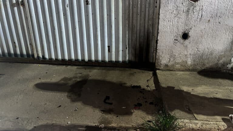 Idoso joga garrafa e ateia fogo no portão da vizinha durante briga no Santa Cruz em João Pinheiro