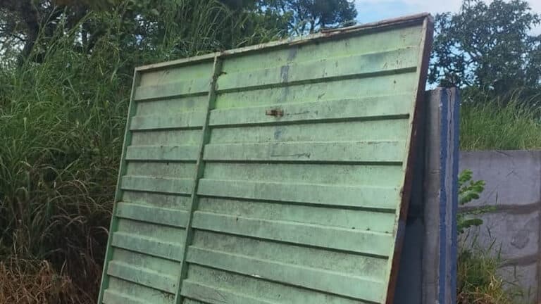 Comerciante reconhece portão furtado encostado em muro e PM prende dois por receptação em João Pinheiro