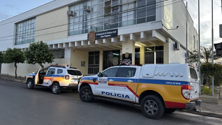 Mulher não aceita término, invade casa do ex e ameaça atual esposa e filhas de morte em João Pinheiro  