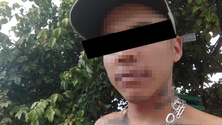 Coragem ou loucura? Homem joga cigarro aceso dentro de viatura, xinga PM e é preso em João Pinheiro 
