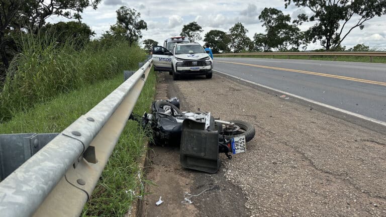 Motociclista chuta bolsa que caiu na pista e acaba atingido por Fiat Toro na BR-040 em João Pinheiro