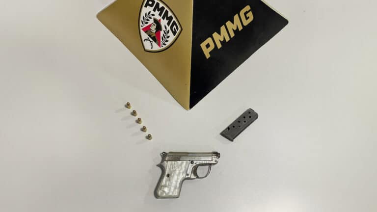 Homem é preso com "pistolinha" escondida na cintura enquanto bebia em bar em João Pinheiro