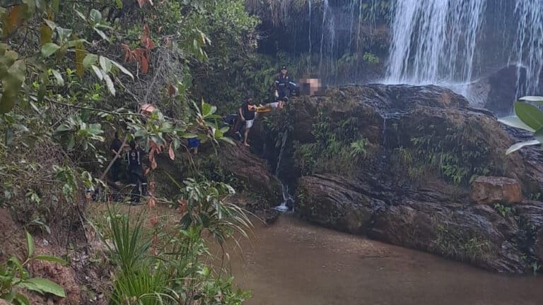 Vítima de 30 anos apresentava traumas no crânio, tórax, pelve e membros inferiores; resgate foi realizado em local de difícil acesso na Cachoeira da Taboca