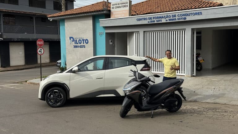 Auto Escola Piloto inova e adquire carro e moto elétricos para aulas e exames práticos em João Pinheiro