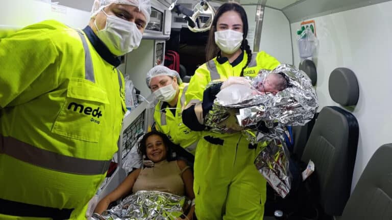 Que emoção! Mãe de 20 anos dá à luz dentro de ambulância na BR-040 em João Pinheiro e bebê encanta a todos