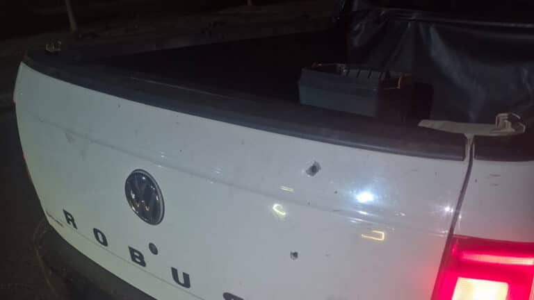 Atirador de moto abre fogo contra carro em movimento em Brasilândia de Minas; projéteis entraram na cabine
